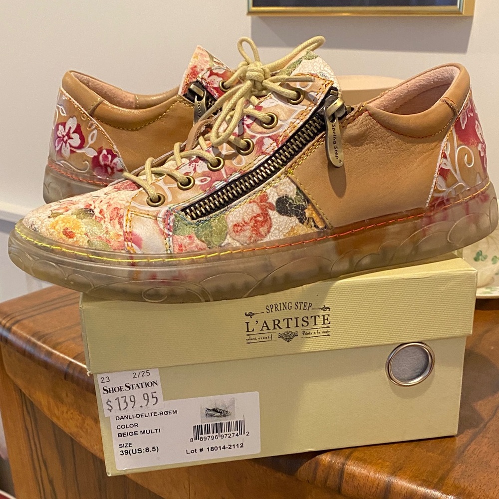 L'ATISTE Beige Multi Floral Leather Lace-Up Sneaker with Side Zipper, size 8.5